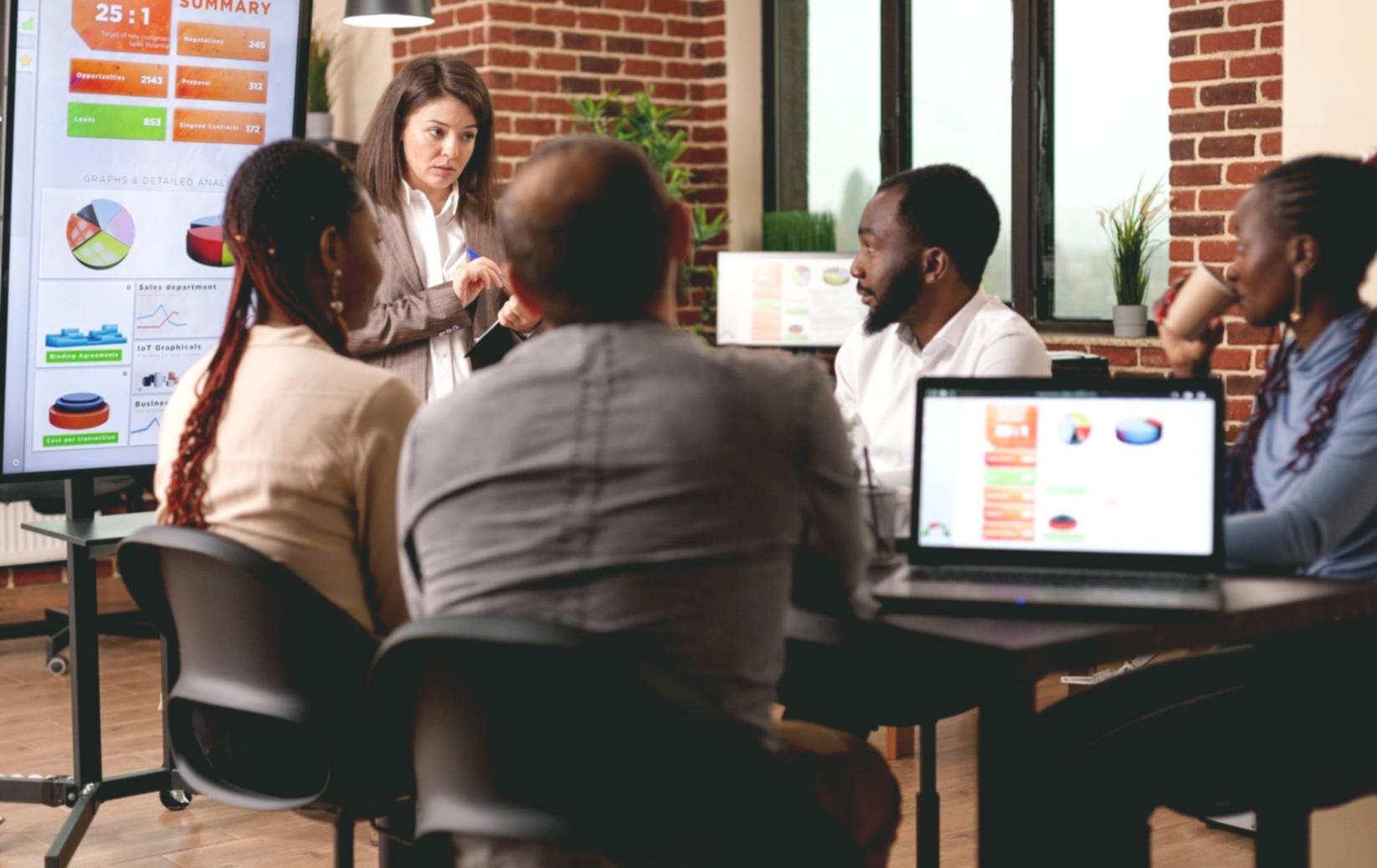 Estudiantes trabajando colaborativamente en análisis financiero